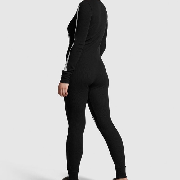 **LAST ONE** 🎃 NWT! VS PINK THERMAL SLEEP ONESIE - HALLOWEEN SKELETON IN BLACK - Picture 2 of 4